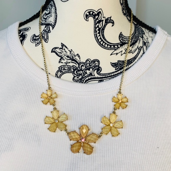 Floral statement necklace - Picture 3 of 3
